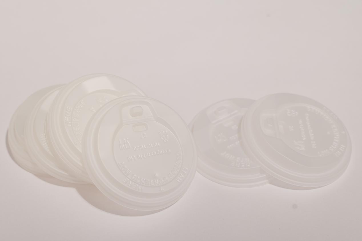 CPLA 90 mm Einweg-Flip-Top-Becherdeckel in Naturfarbe